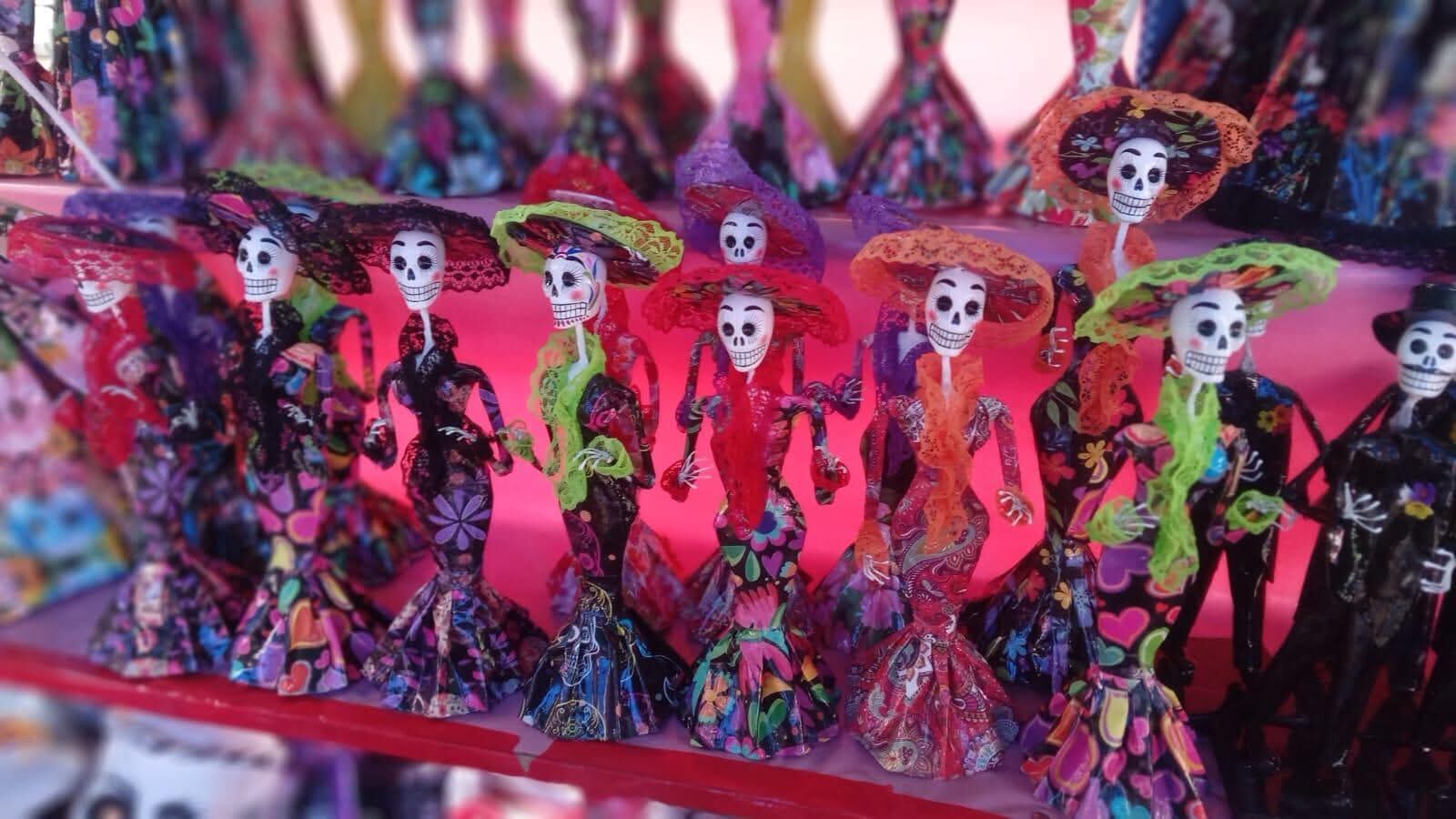 La característica principal de estos personajes es su vestimenta llena de adornos y colores. Foto: (Feria del Cartón y Día de Muertos/FB)