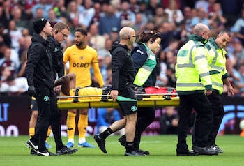 Este fue el momento en que Yerson Mosquera salía lesionado en el partido de Wolverhampton ante Aston Villa, por la Premier League - crédito Craig Brough/Action Images vía Reuters