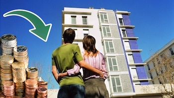 Una pareja mira un edificio