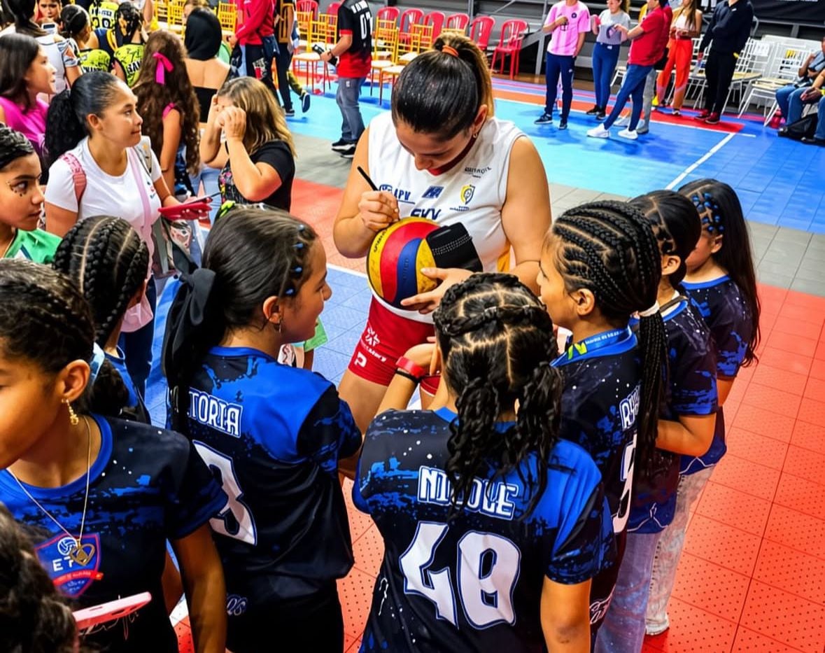 Claudia Palza firmando autógrafos tras clasificar a la final en Venezuela. Crédito: Instagram