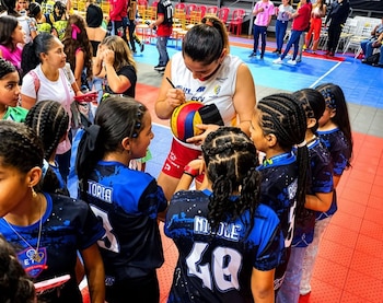 Claudia Palza firmando autógrafos tras clasificar a la final en Venezuela.