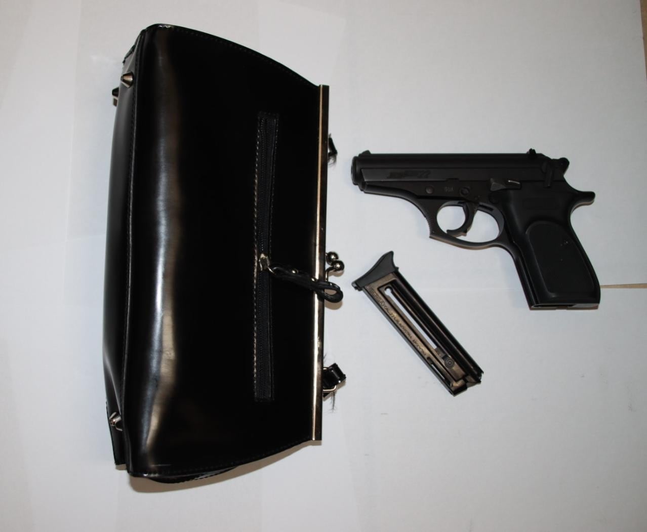Durante el operativo en Valle de Las Flores, agentes de la PNC hallaron una pistola calibre 22 mm sin documentación en poder de la detenida. (Cortesía: PNC Guatemala)