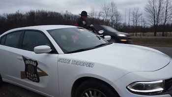 Oficial de Policía de Indiana interactúa con conductor en carretera