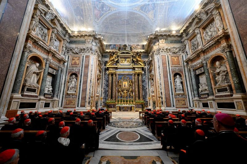 Cardenales asistieron a las oraciones de Vísperas después de visitar la tumba del Papa Francisco en la Basílica Papal de Santa María la Mayor (Santa Maria Maggiore), en Roma, Italia. 27 de abril de 2025. Francesco Sforza/Vatican Media/Handout via REUTERS
