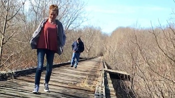 Dos adolescentes, un paseo por el bosque y un hombre en el celular: el doble crimen donde una de las víctimas filmó a su asesino