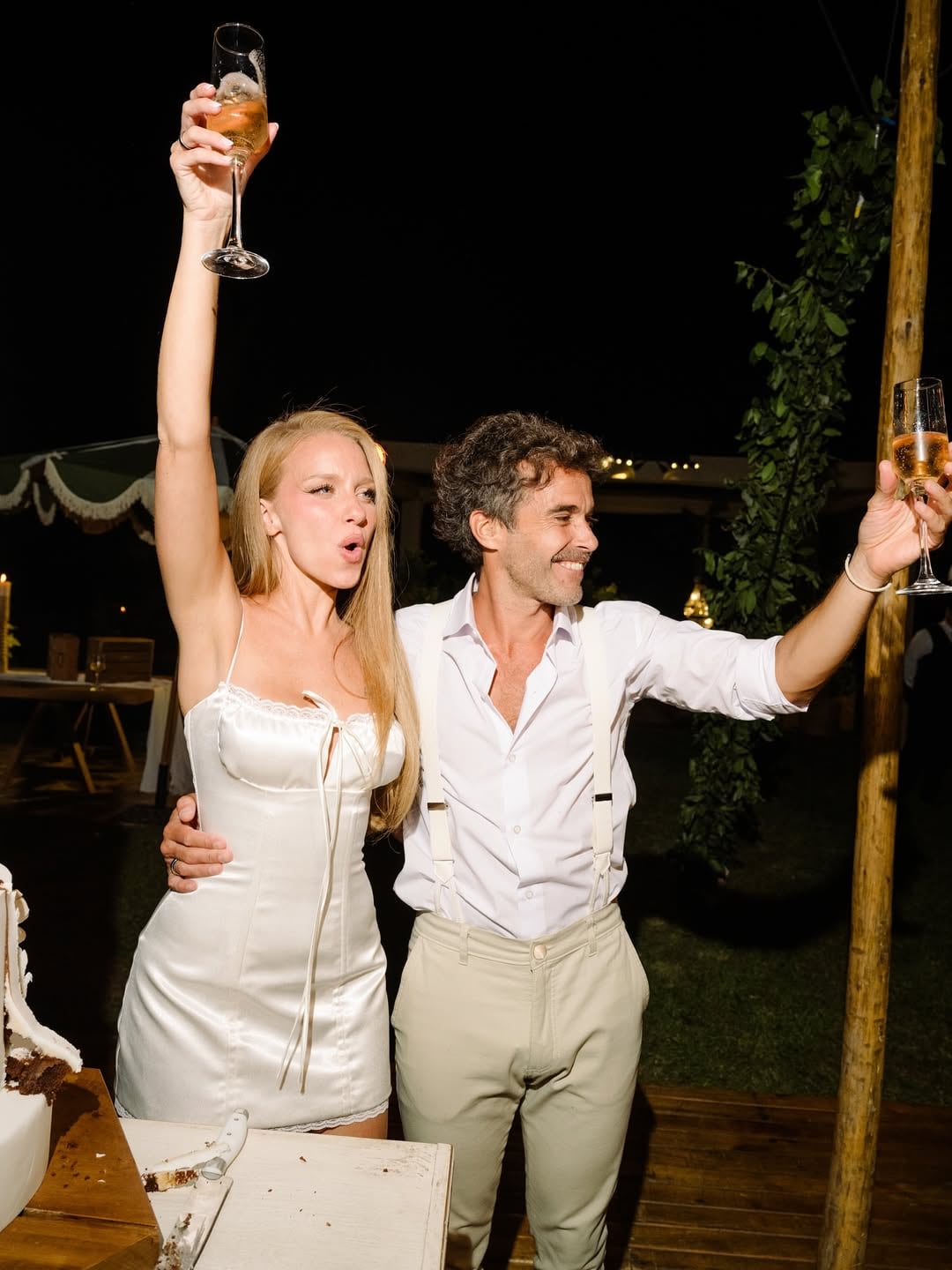 Con las copas en alto, Nico Cabré y Rocío Pardo rodeados de sus seres queridos