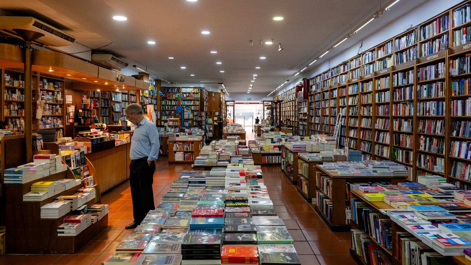 ¿Quién puede estar en contra de que los libros sean más baratos? El problema viene después