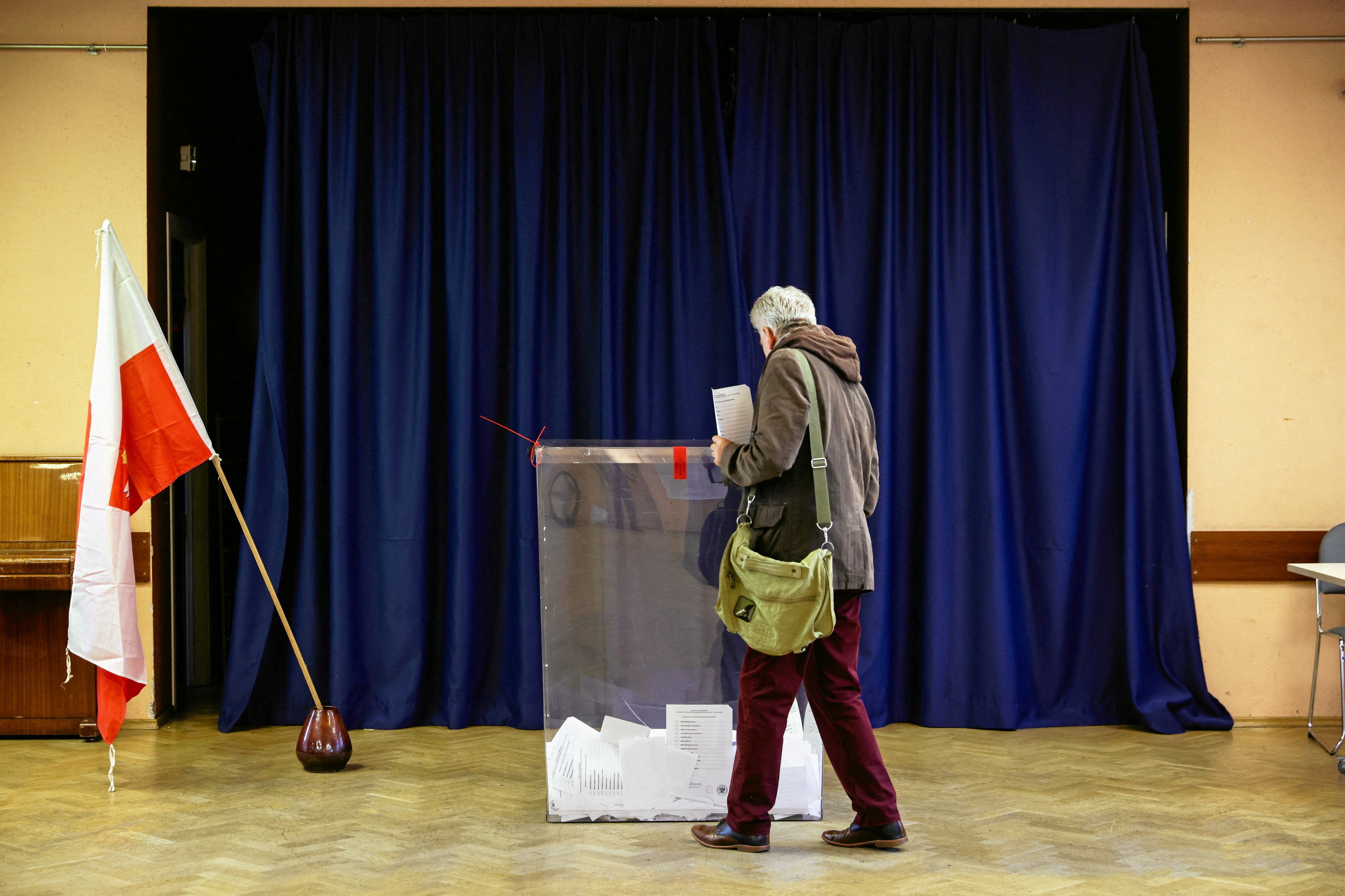 Una persona vota durante la primera vuelta de las elecciones presidenciales de Polonia en un colegio electoral en Nowa Huta, distrito de Cracovia, Polonia, el 18 de mayo de 2025. Agencja Wyborcza.pl/Jakub Wlodek/via REUTERS