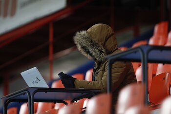 Un periodista retransmite un partido