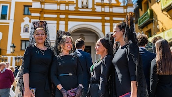 Mantillas y camareras de la Virgen, la tradición femenina que reivindica la importancia de la mujer en la Semana Santa