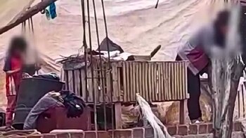 Una mujer ata con una