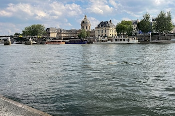 La capital francesa usa el Sena como espacio recreativo y como respuesta al aumento de las temperaturas (EFE/ Helena Sánchez)
