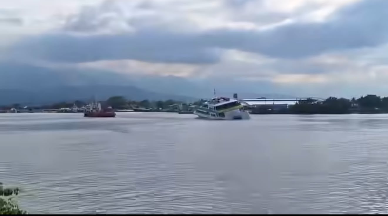 La embarcación Tropical Wave quedó parcialmente hundida en el muelle de cabotaje de La Ceiba tras sufrir un percance durante su viaje desde Roatán. (Foto: Cortesía)