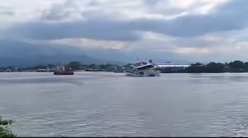 La embarcación Tropical Wave quedó parcialmente hundida en el muelle de cabotaje de La Ceiba tras sufrir un percance durante su viaje desde Roatán. (Foto: Cortesía)