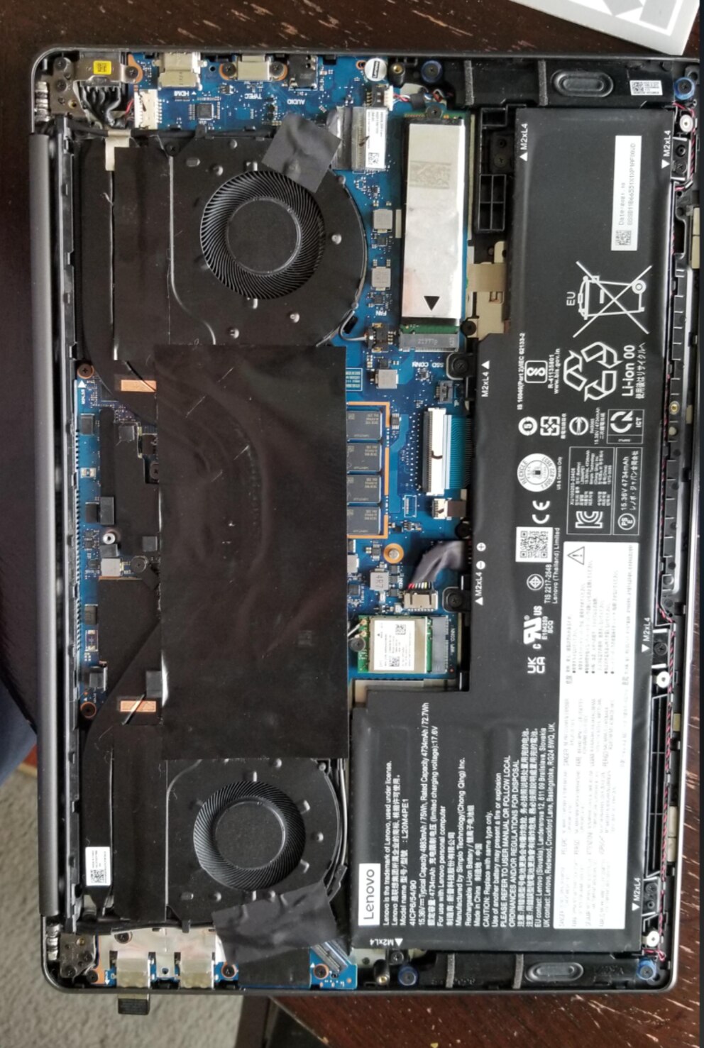 Las láminas negras que están dentro de la laptop cumplen una función importante, entre ellas, aislar el calor.