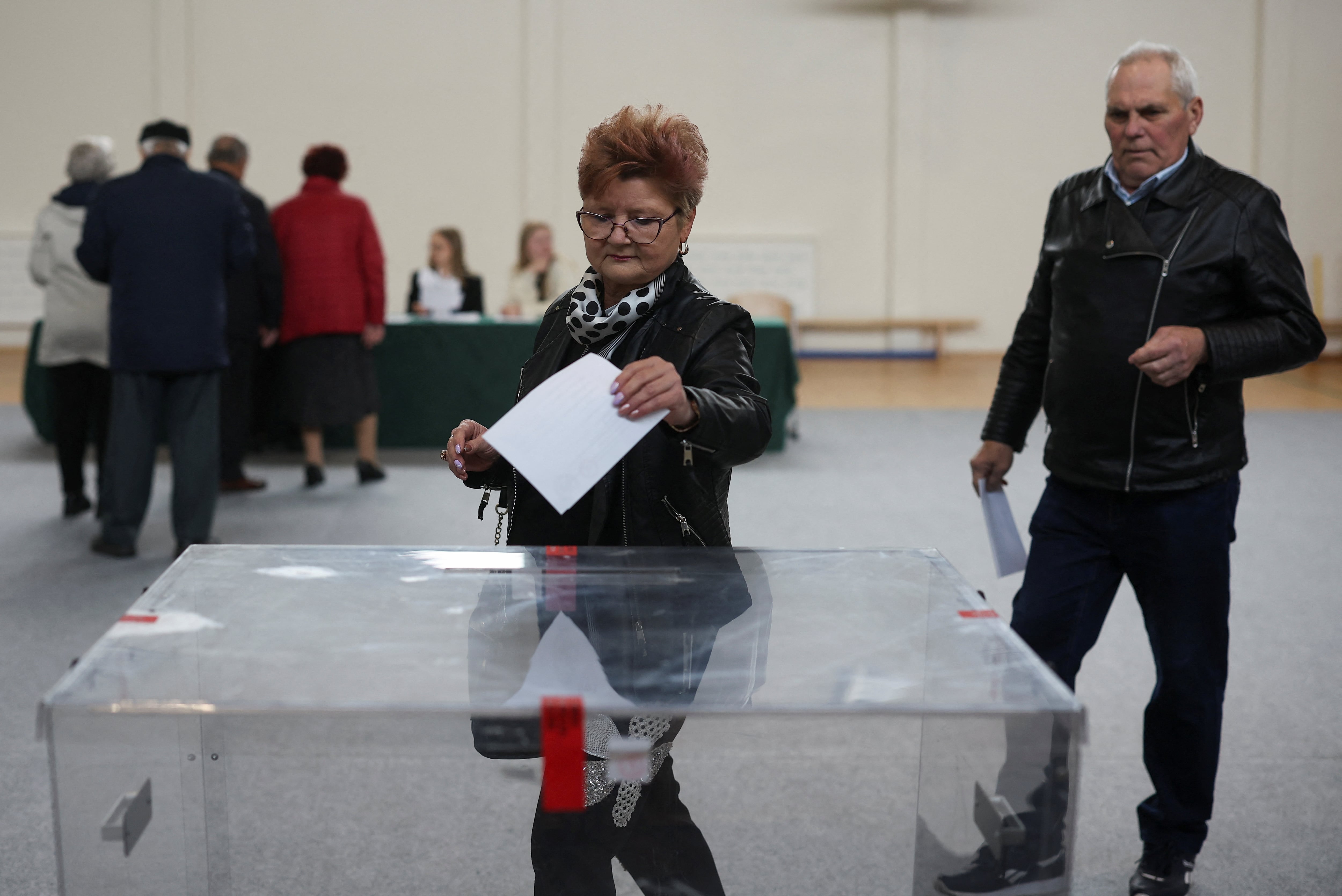 Una mujer vota durante la primera vuelta de las elecciones presidenciales de Polonia, en Olbiecin, Polonia, el 18 de mayo de 2025. REUTERS/Kacper Pempel