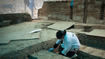 Las excavaciones en el Centro Histórico de Lima identificaron muros, pisos originales, entierros humanos y azulejos coloniales del antiguo hospital y de una capilla anexa.
