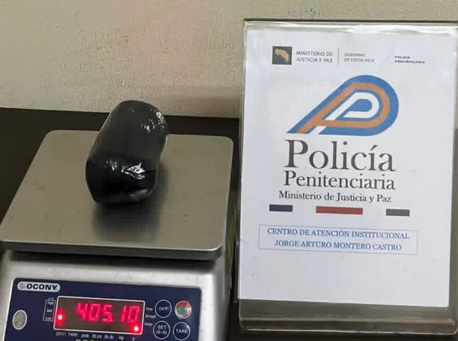 Durante la inspección, las autoridades localizaron dos envoltorios adheridos al cuerpo del funcionario, identificado con el apellido Hernández. Crédito: Ministerio de Justicia y Paz
