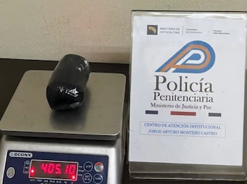 Durante la inspección, las autoridades localizaron dos envoltorios adheridos al cuerpo del funcionario, identificado con el apellido Hernández. Crédito: Ministerio de Justicia y Paz