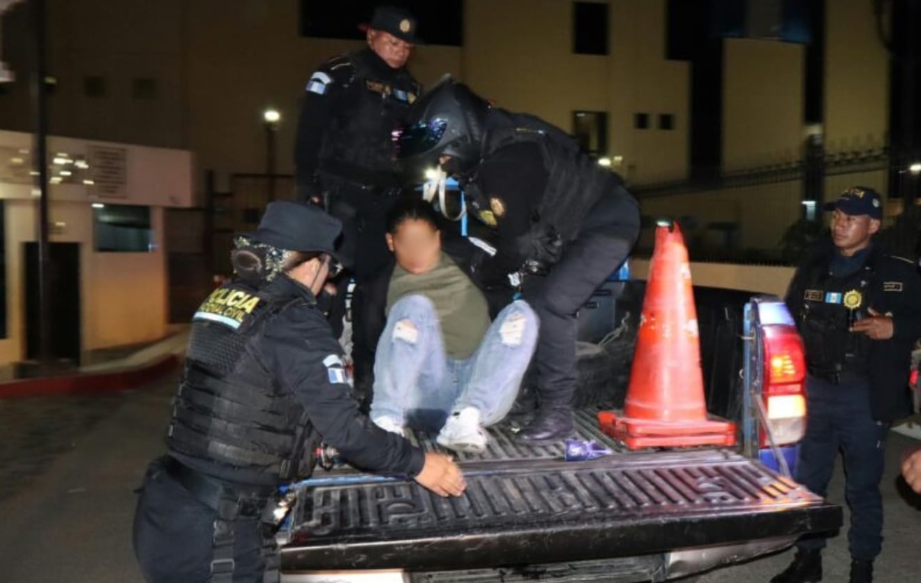La PNC atribuye a Edna “N” vínculos con la mara 18 y señaló que tiene un antecedente por portación ilegal de arma de fuego en Villa Nueva. (PNC de Guatemala)