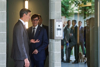 El presidente del Gobierno, Pedro Sánchez, y el presidente de la Generalitat, Salvador Illa (d), durante la visita que ha realizado a una promoción de vivienda pública de alquiler asequible en Barcelona. EFE/Alejandro García