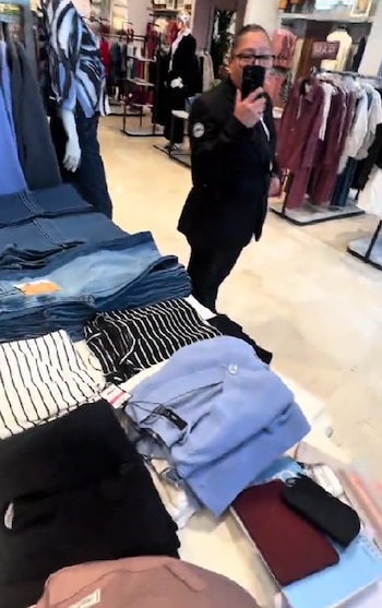 La joven denunció que una guardia de seguridad la siguió por la tienda y terminó señalándola por un supuesto robo antes de solicitar apoyo policial.(Captura de pantalla)