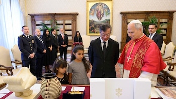 Polémica por imágenes de Vanessa Cortés junto a Gustavo Petro en audiencia con el papa León XIV en el Vaticano: sería la misma mujer que estuvo con el presidente en Panamá