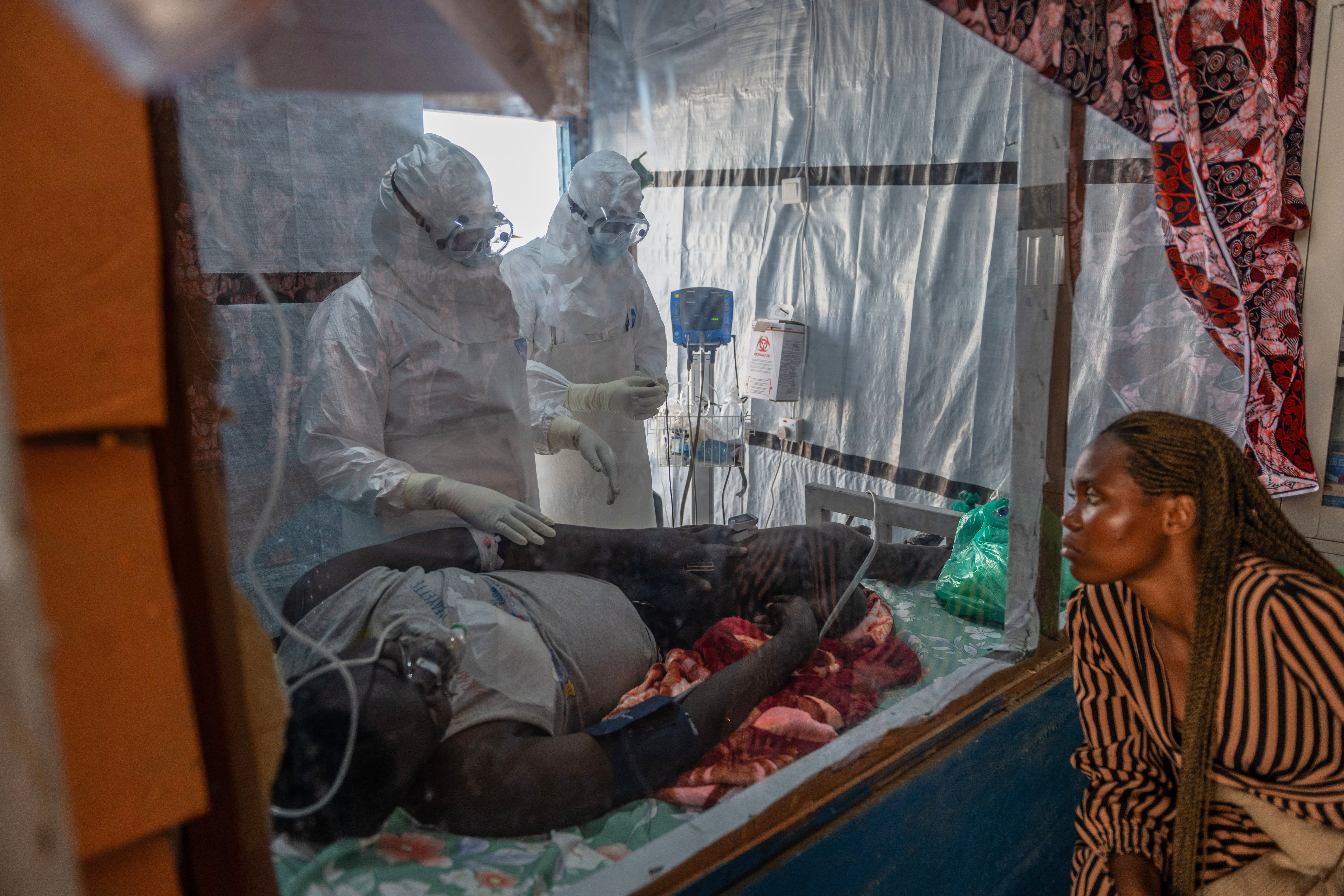La República Democrática del Congo enfrenta un brote de ébola con más de 5.500 casos y más de 2.600 muertos en seis provincias (AP Foto/Moses Sawasawa)