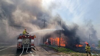 Dos bomberos y dos civiles