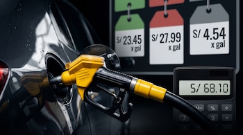 Una boquilla amarilla de surtidor insertada en un automóvil negro, etiquetas con precios en soles por galón y una calculadora digital.