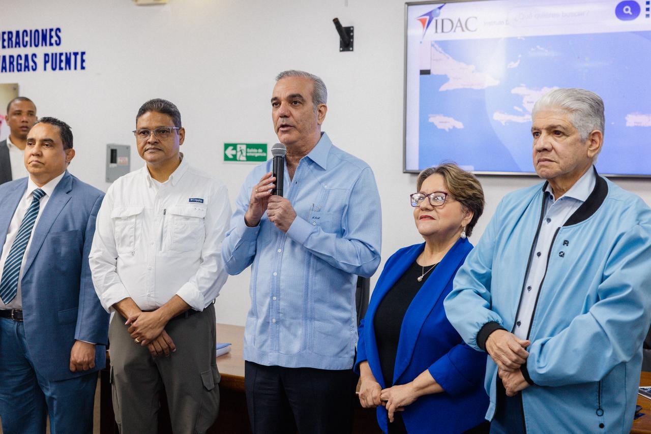 Luis Abinader anunció en Santo Domingo un Consejo de Gobierno y una reunión con autoridades municipales para aplicar el Plan de Contingencia de la temporada ciclónica 2026. (Cortesía: Gobierno de República Dominicana)