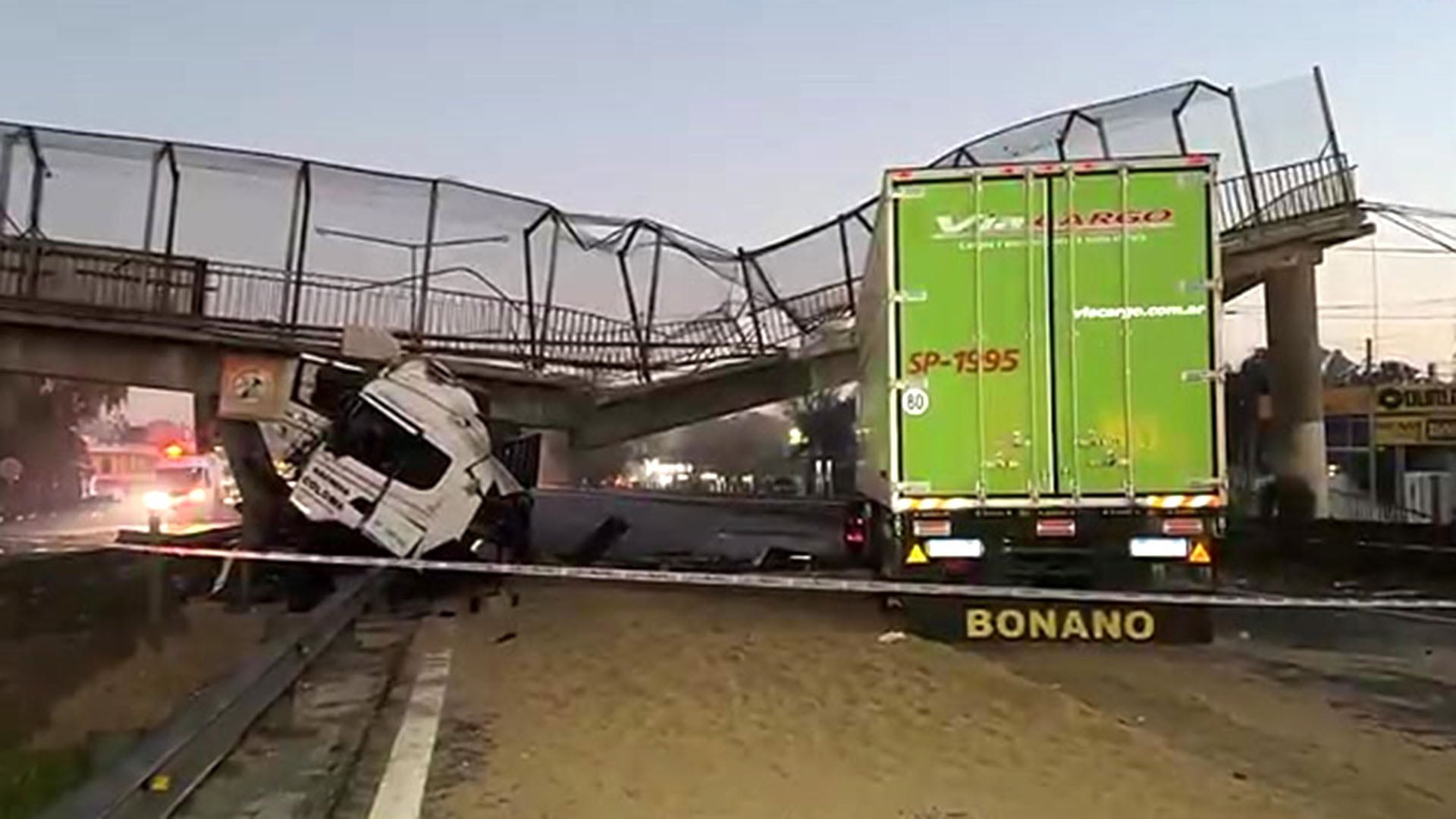 Camión derrumbó puente peatonal en Panamericana: ruta cortada y caos en AMBA