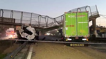 Un camión chocó contra un puente peatonal en la Panamericana y lo derrumbó: está cortada la Ruta 9
