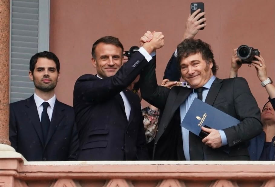 Javier Milei junto a Emmanuel Macron en Casa Rosada. A la izquierda, el embajador Ian Sielecki