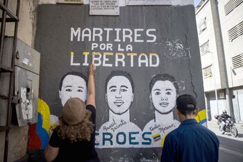 Un grupo de venezolanos exigió