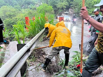 Personal de Desechos Sólidos realiza labores de limpieza para prevenir obstrucciones y reducir riesgos durante las lluvias intensas (Cortesía @alcaldia_ss).
