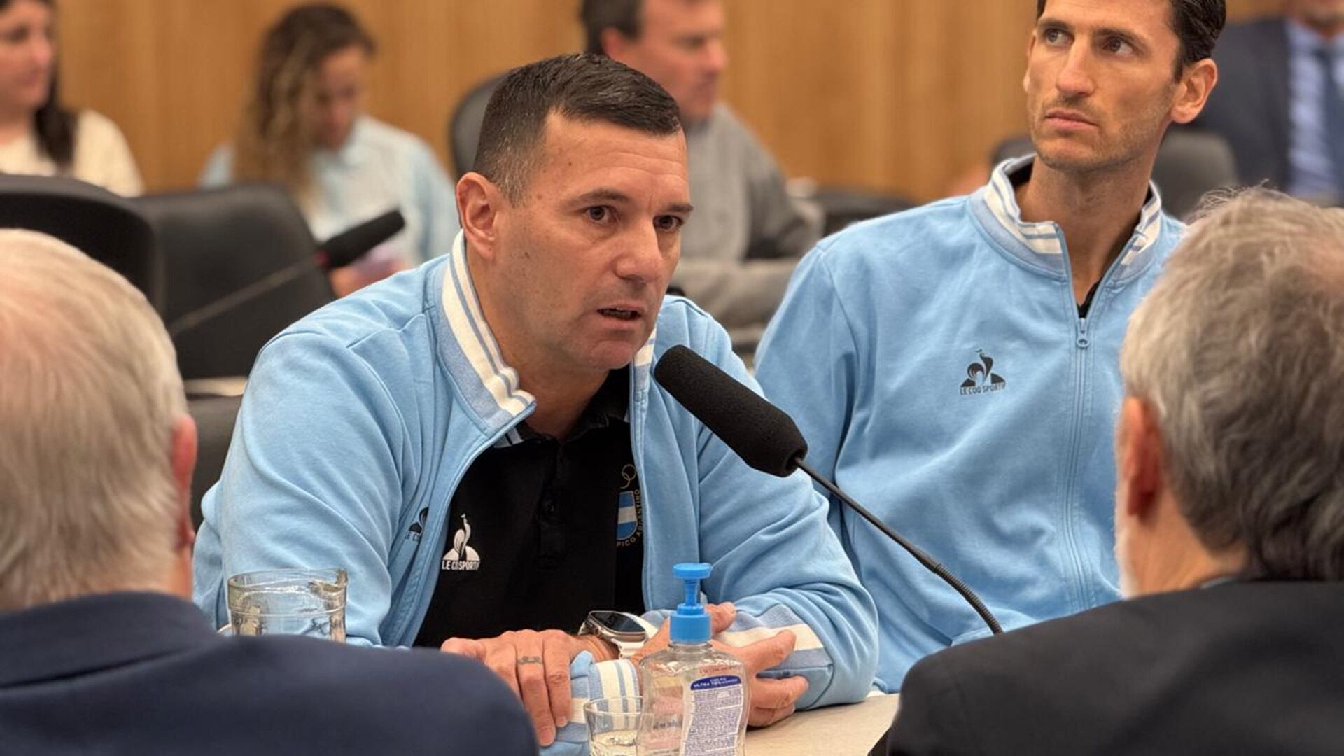 Walter Pérez y Germán Chiaraviglio, dos de los ex atletas que hablaron en Diputados (COA)