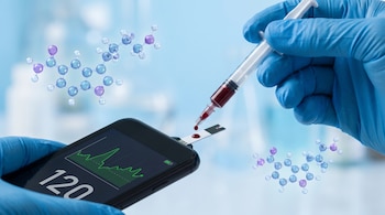 Mano enguantada aplica sangre con jeringa a tira reactiva conectada a smartphone con lectura digital. Moléculas de melatonina flotan en fondo biomédico azul.