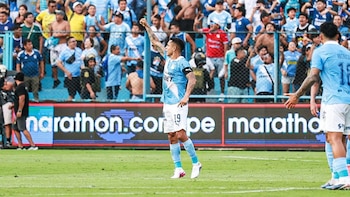 Yoshimar Yotún enseñando el puño