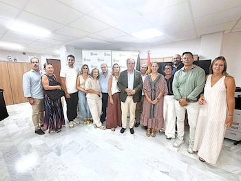 20/08/2026 Una delegación del CGCOF se desplaza a Ceuta y muestra su apoyo a los farmacéuticos ante la crisis humanitaria.
El presidente del Consejo General de Colegios Oficiales de Farmacéuticos (CGCOF), Jesús Aguilar, y su tesorera, Rita de la Plaza, se han desplazado a Ceuta para mostrar su apoyo a estos profesionales ante la crisis humanitaria existente en esta ciudad autónoma.
SALUD
CGCOF