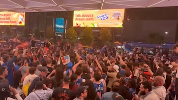 Caos en las calles de Nueva York: los aficionados de los Knicks celebran el regreso del equipo a las Finales de la NBA