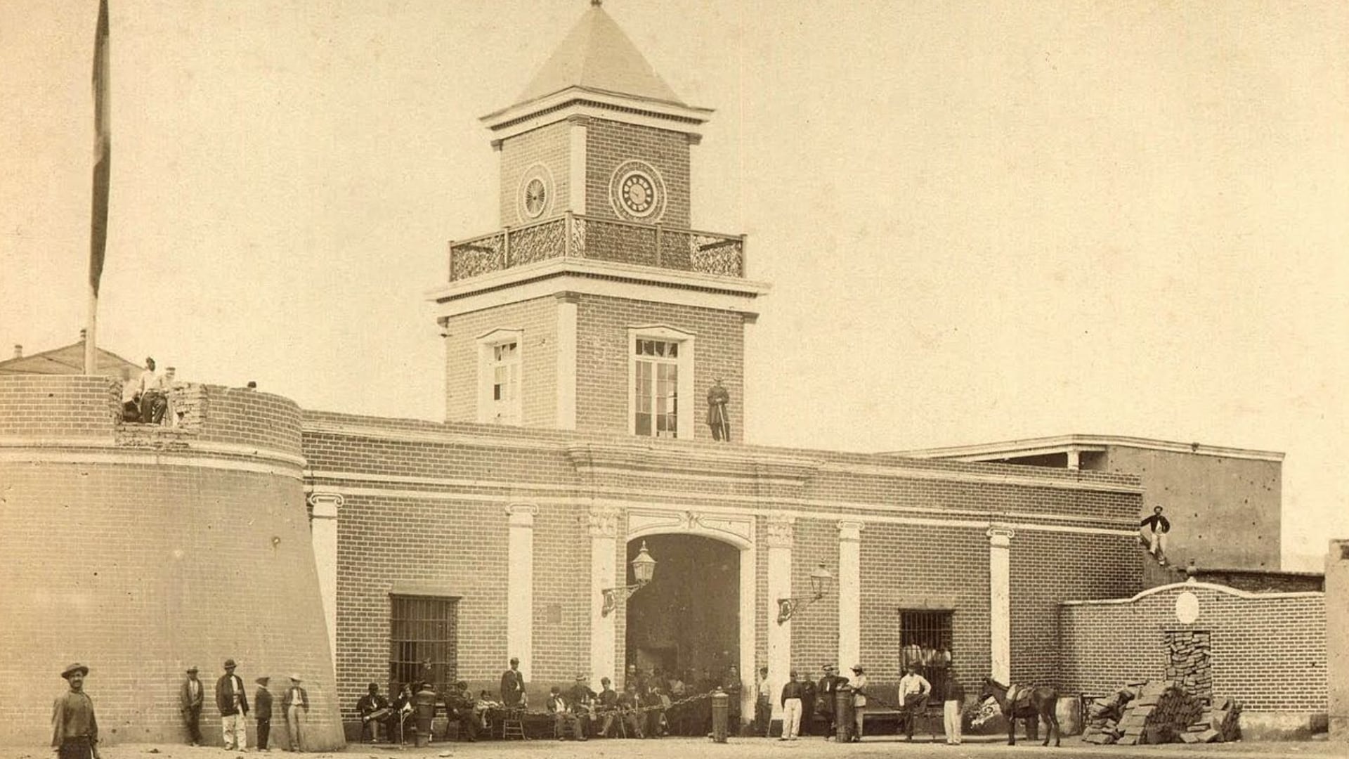 Caracterizado por sus elementos defensivos como torretas y merlones, el cuartel muestra la arquitectura típica de su época y ha sido reconocido como Monumento Histórico Artístico Nacional desde 1946. (Eugenio Courret)