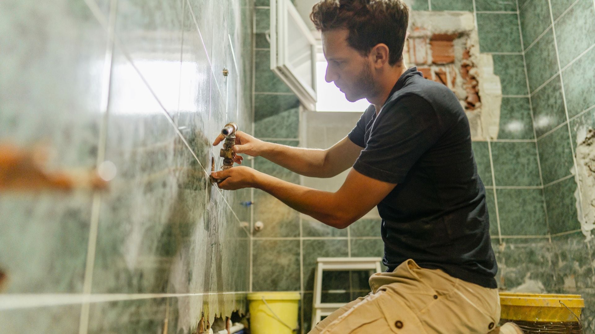 Un joven reforma el baño antiguo de su casa (Canva)