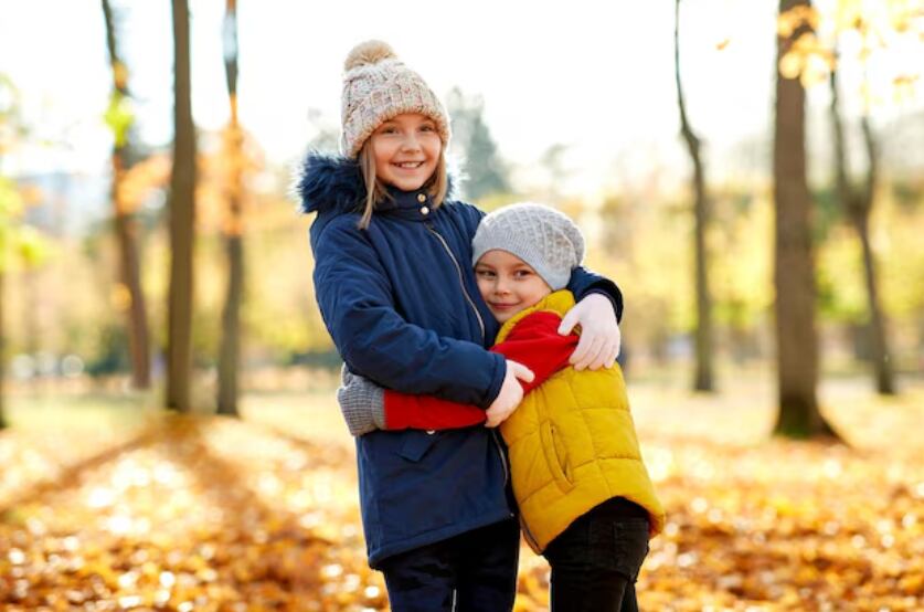 Expertos advierten sobre el riesgo de sedentarismo infantil durante el invierno y recomiendan estrategias para mantener a los niños activos (Freepik)