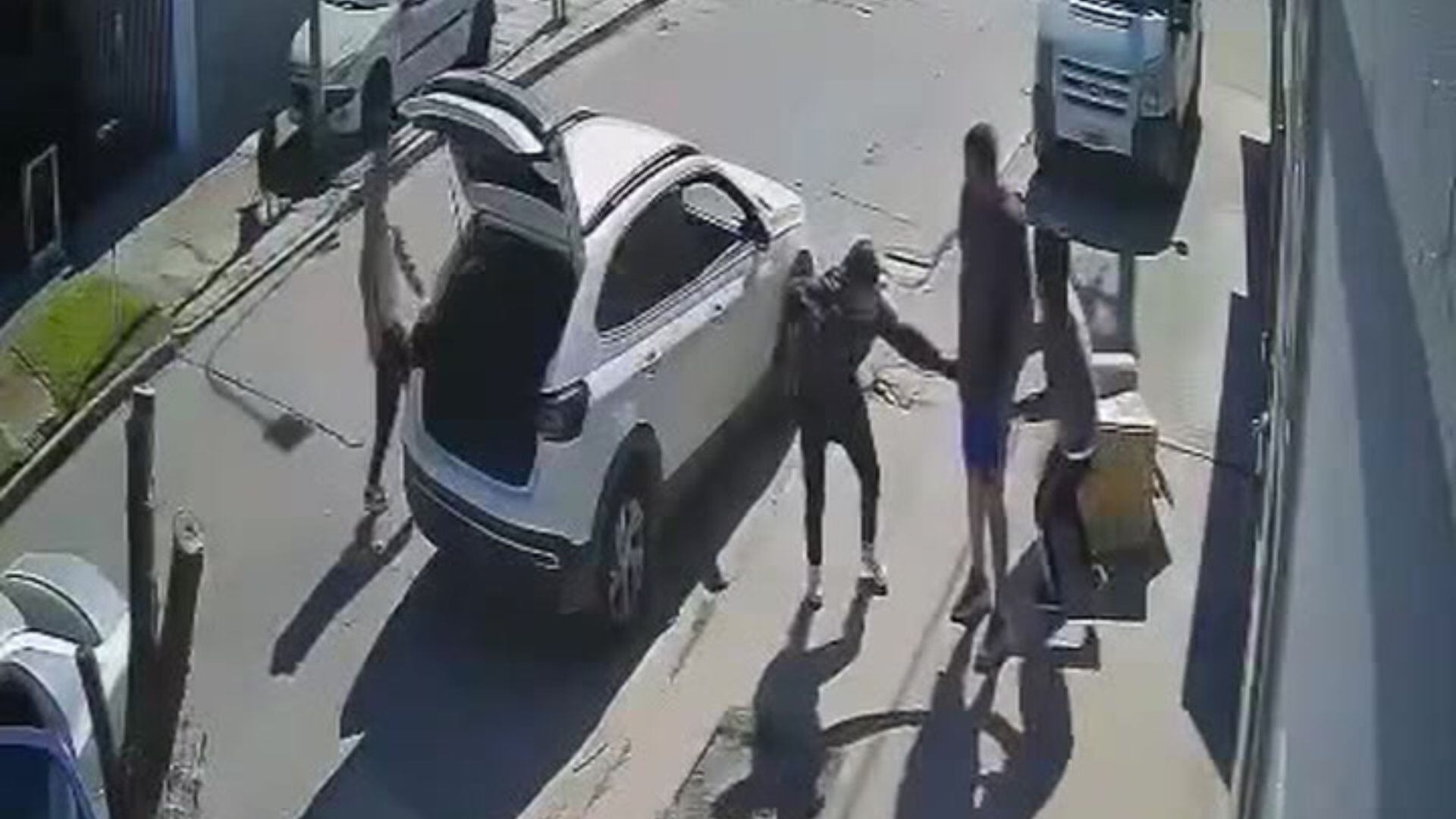 Para asegurarse de que no ocultaba pertenencias, lo obligaron a bajarse el short y lo dejaron en calzoncillos en la vereda, con las manos en alto