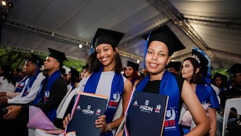 República Dominicana entrega 800 becas tecnológicas a jóvenes vulnerables de escuelas públicas