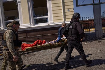 Una persona es llevada fuera de una estación de tren afectada por un ataque militar ruso, en medio del ataque de Rusia a Ucrania, en Kherson, Ucrania 3 de mayo 2023. REUTERS/Carlos Barria