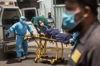 Paramédicos trasladan a una mujer con síntomas de coronavirus en Ciudad de Guatemala, en una fotografía de archivo. EFE/Esteban Biba