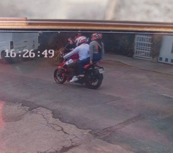 Familiares consiguieron imágenes de cámaras de domicilios particulares que comprobaron que viajaba en un servicio de aplicación de taxi en moto y que entró al edificio ubicado en Av. Revolución 829 pero no salió Foto: Especial