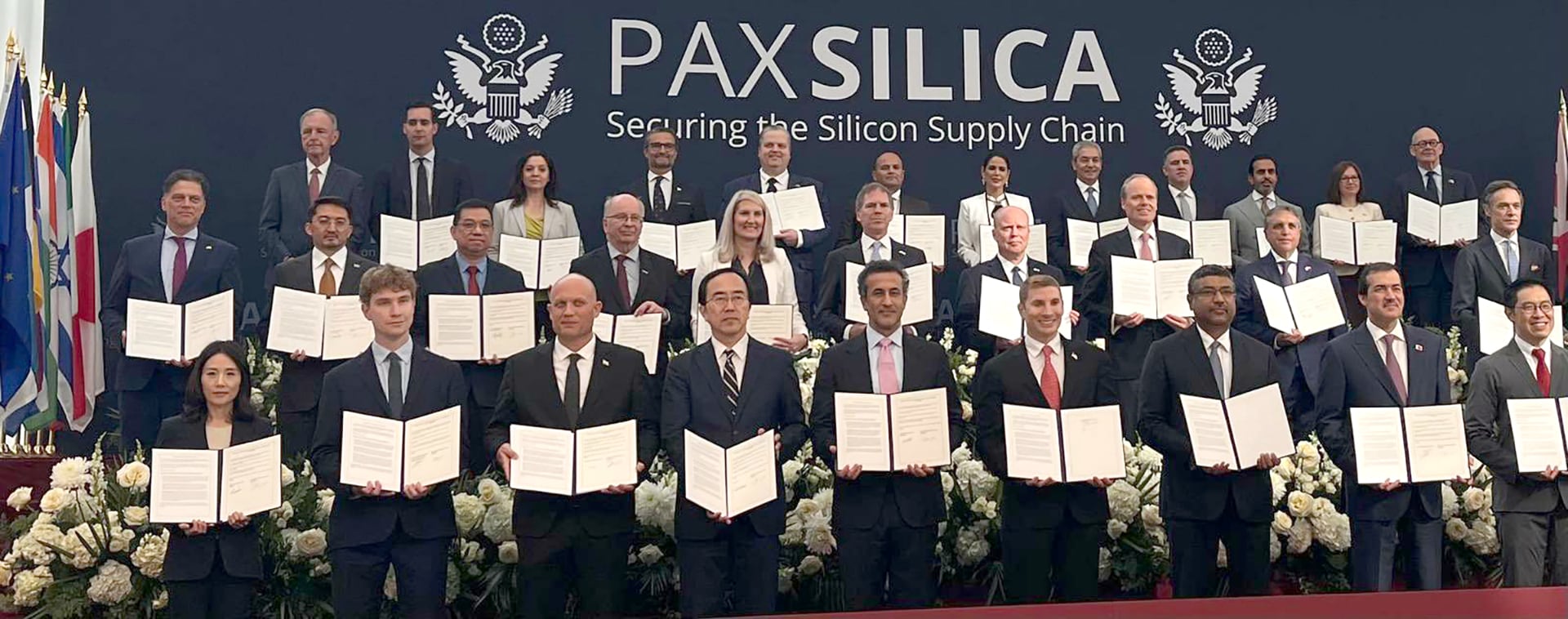 Foto en Washington: el funcionario de Trump, Jacob Helberg, junto a Alec Oxenford y los demás embajadores de los países miembros de Pax Silica